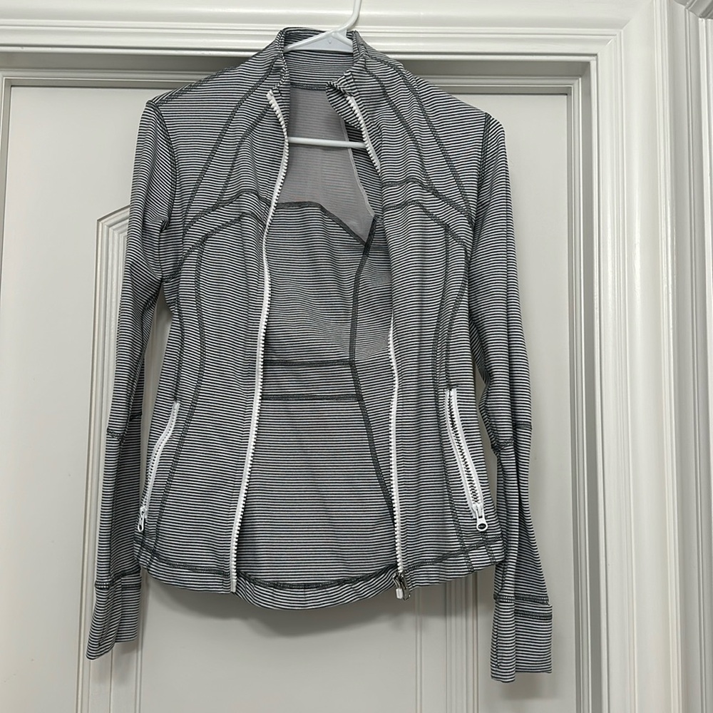 Lululemon define jacket. Older style; but still in perfect condition!